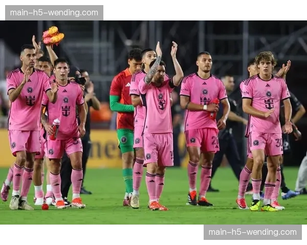 范德文带伤出战状态成疑，热刺防线重组依赖其发挥